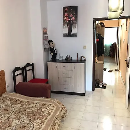 Two-bedroom アパート